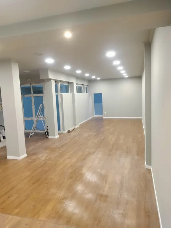 Depois: loja remodelada em Cascais, com pavimento em madeira, colunas pintadas e tetos com focos