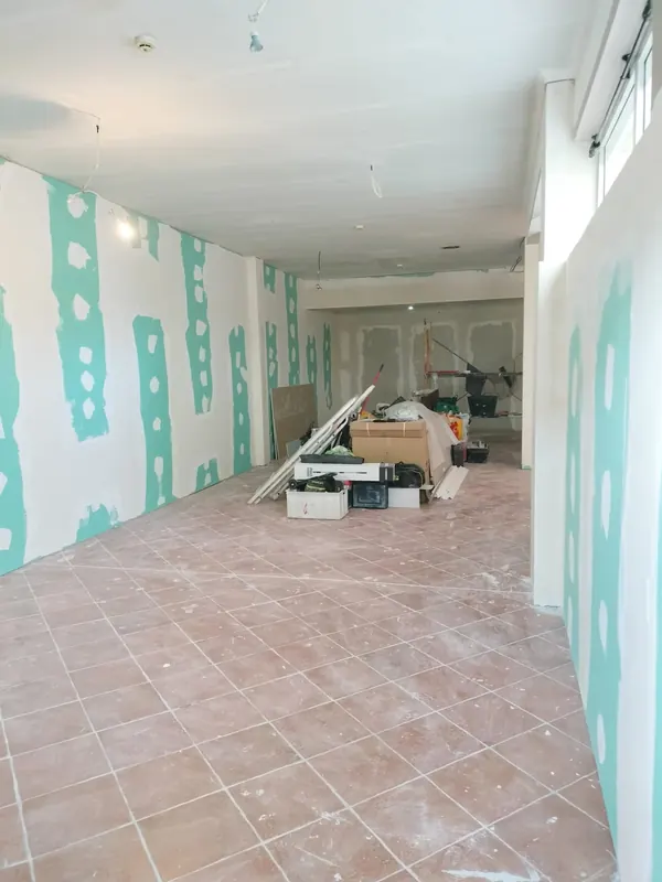 Antes: a mesma loja em Cascais, com pavimento cerâmico antigo e paredes em obra