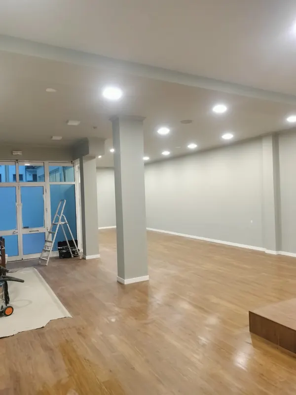 Loja remodelada com montras e pavimento em madeira